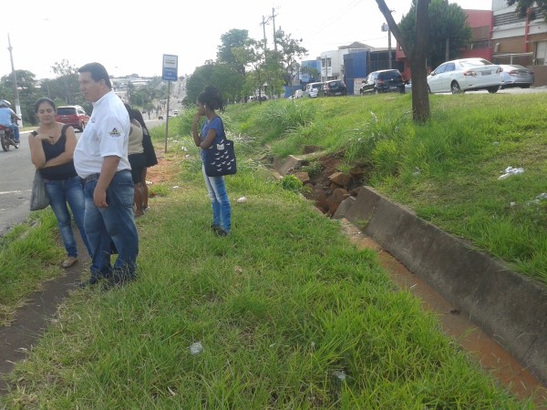 Ponto de ônibus é descoberto e fica ao lado de uma valeta