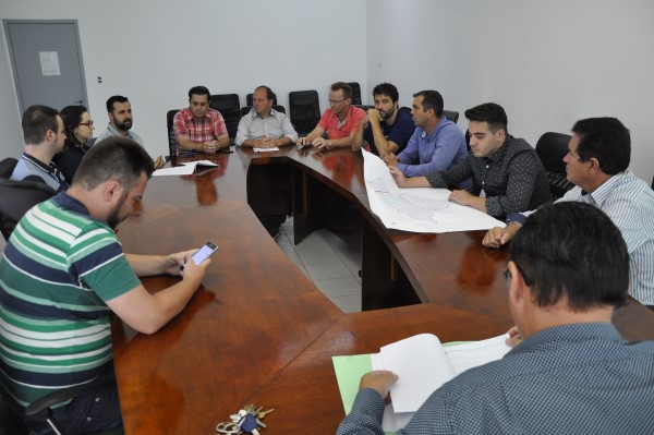 Vereadores debatem projeto com representantes do Executivo.