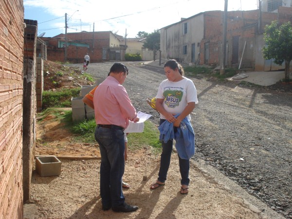 Carlos Fontes conversa com moradores do Santa Alice.