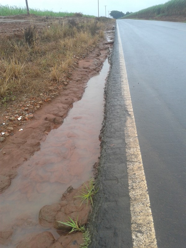 Desnível entre pista e acostamento preocupa motoristas