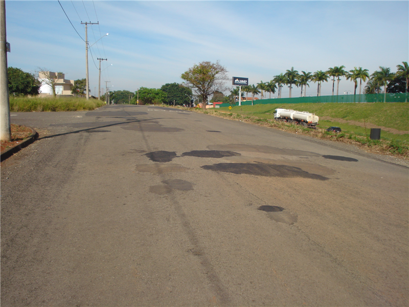 Rua Francisco Priori após operação tapa-buracos.