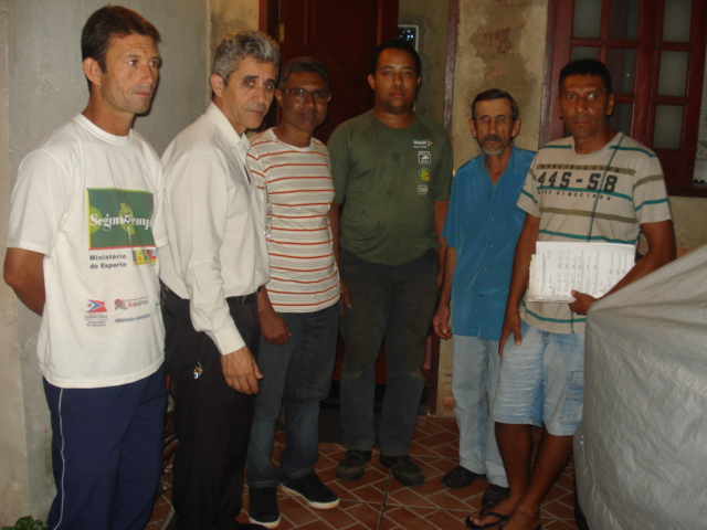 Anízio e moradores do Jardim São Fernando, na quarta-feira, durante reunião