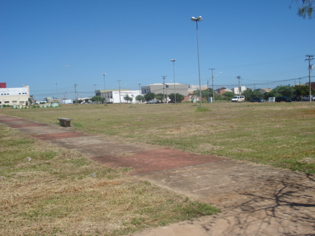 Praça do Cândido Bertini foi roçada a pedido de Anízio.