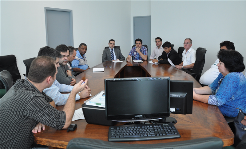 Vereadores em reunião com taxistas.