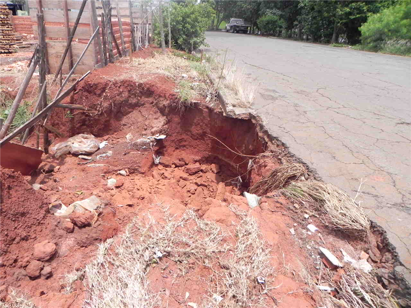 Erosão impede passagem de pedestres e coloca em risco avenida