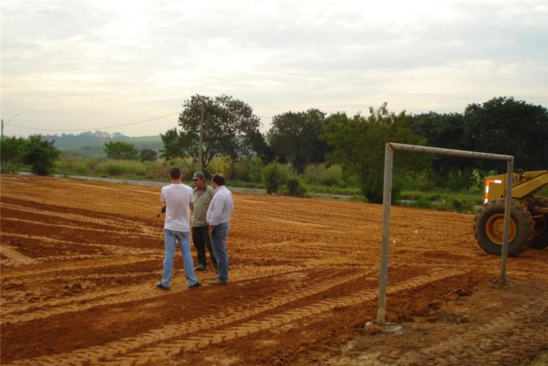 Juca vistoria obras realizadas em campo de futebol do Residencial Furlan