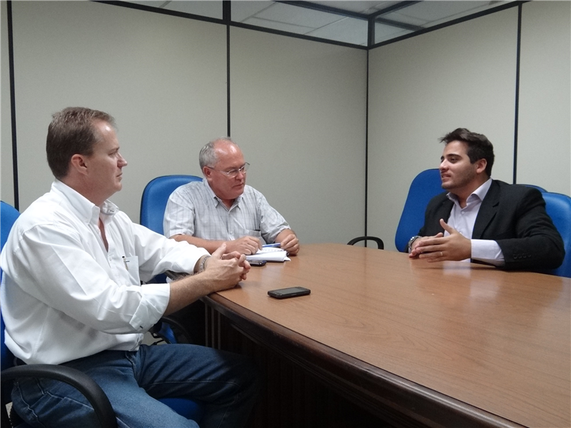 Felipe Sanches e Rogério Bosco conversam com gerente regional do Trabalho e Empre