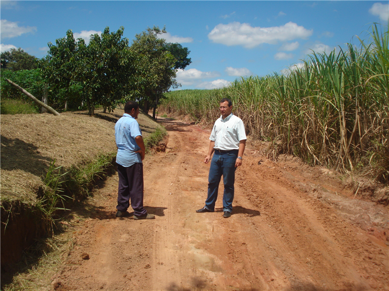 Danilo acompanha morador em vistoria a estrada rural do Santo Antônio do Sapezeiro