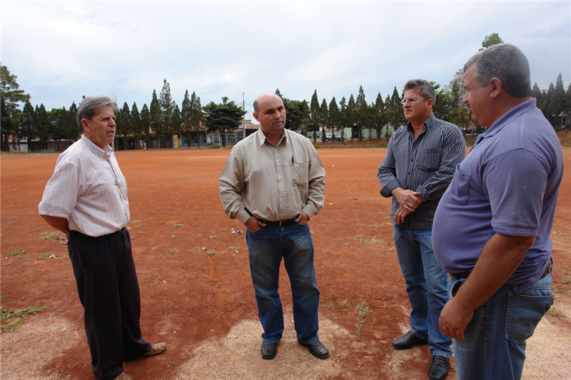 Vereador Carlos Fontes visitou campo de futebol do Jarim Pérola, após reclamações de moradores s