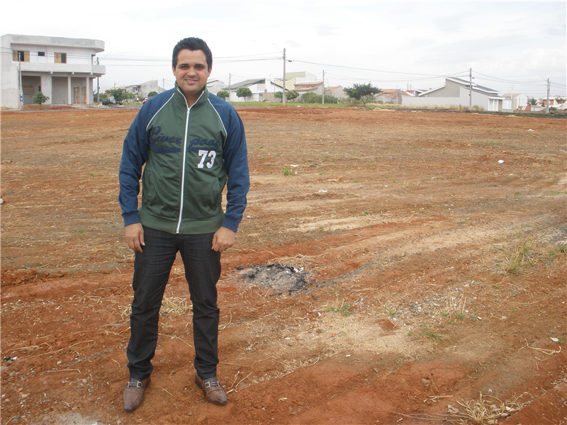 Vereador Pinguim no local onde serão construídas as obras