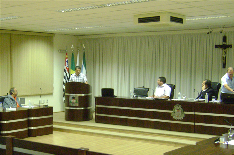 Kadu faz apresentação na Tribuna da Câmara de Capivari contra presídios