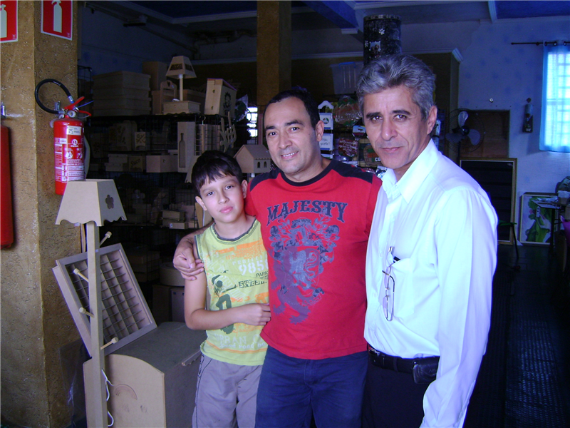 Anízio durante visita à loja Maranata Artes e Molduras.