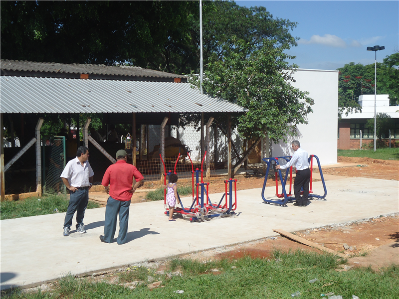 Anízio verifica situação de aparelhos da academia do Jardim Esmeralda.