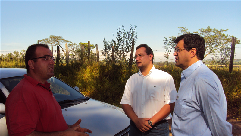 Vereador Danilo, acompanhado de engenheiro da Telefonica, Wagner Moraes, e presidente da Associação de Moradores do Beira Rio, Jéferson Ribeiro