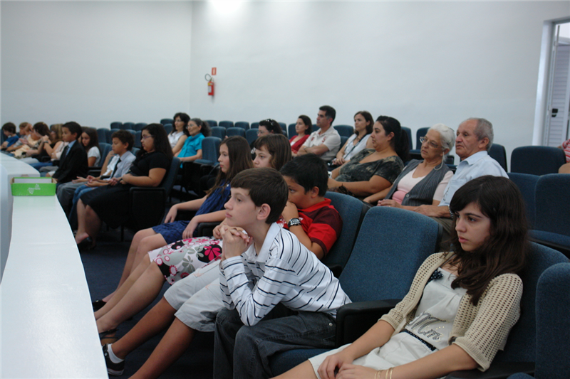 Alunos do Anglo, acompanhados de pais e familiares estiveram hoje na Câmara