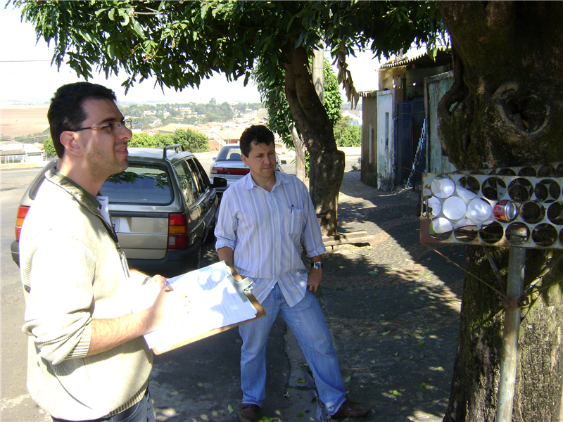 Vereador Kadu e funcionário da Secretaria de Meio Ambiente analisaram diferentes árvores