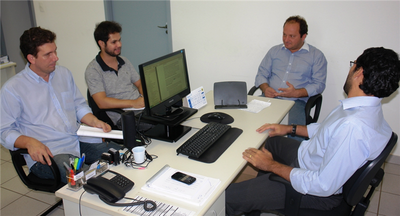 Membros da CEI em reunião.