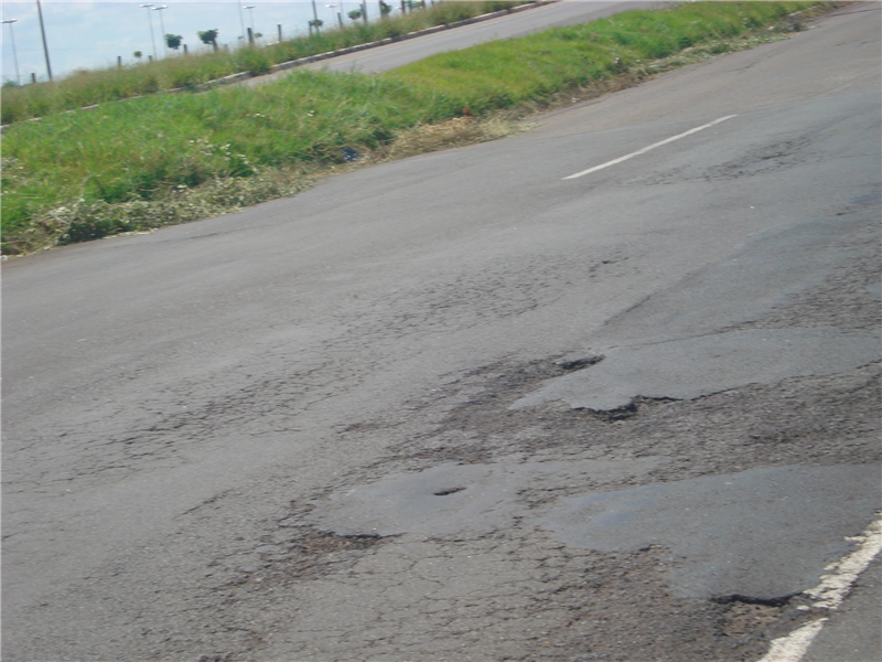 Buracos na avenida Santa Bárbara têm causado danos nos veículos que passam pelo local