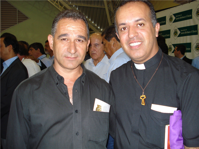 Padre Cláudio César de Carvalho aceita convite de Ademir para fazer uso da Tribuna Livre.