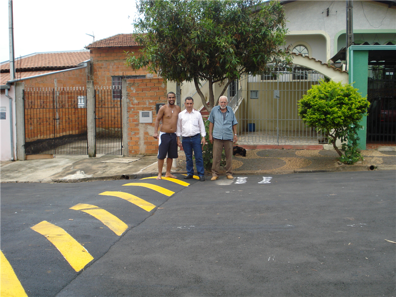 Ademir acompanhou instalação de lombada no bairro