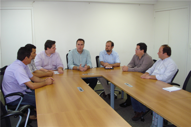 Vereadores em audiência com prefeito e presidente do DETRAN-SP. 