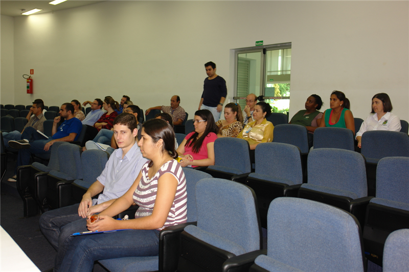 Servidores acompanham palestra