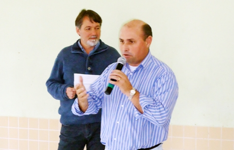 Carlos Fontes discursa durante solenidade de inauguração de novo refeitório no CIEP Leonel Brizola