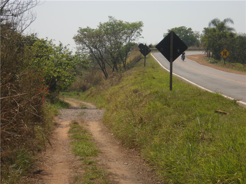 Trecho que precisa de guard-rail, onde ocorrem diversos acidentes