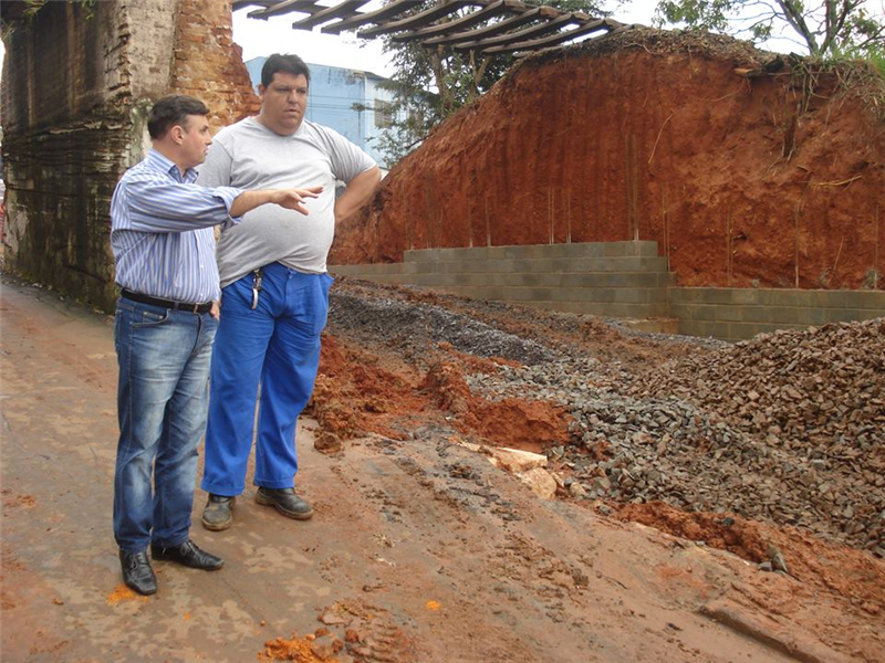 Carlos Fontes acompanha obras na Vila Lola.