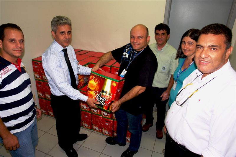 Anízio, pelo segundo ano seguido, distribuiu cestas de Natal a servidores