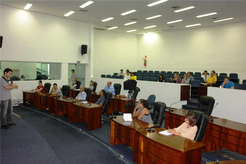 O chefe do Setor Legislativo, Henrique Guimarães, explica funcionamento do SIAVE