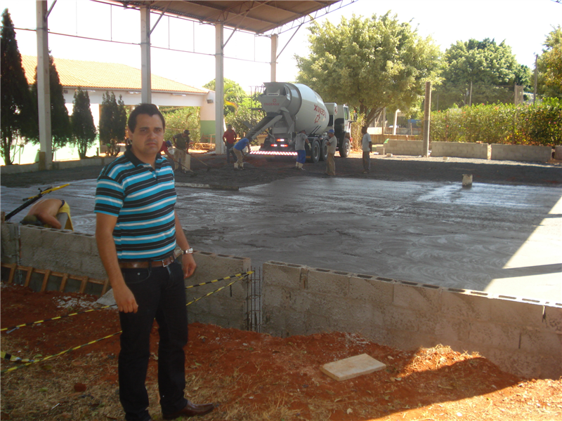 Pinguim acompanhou hoje construção de quadra coberta em escola do Jardim Brasília