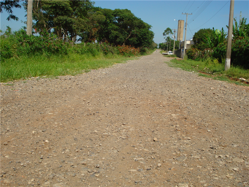 Ruas do Distrito Industrial de Cillo recebeu cascalho nesta semana