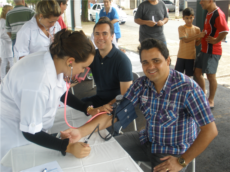 Vereador Fabiano Pinguim aferiu a pressão arterial durante o evento