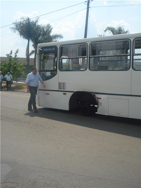 Danilo avalia estras no ônibus que perdeu a roda em movimento