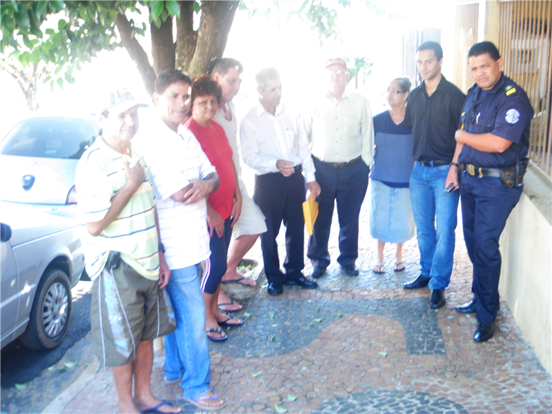 Anízio Tavares, Eliel Miranda e Joel Soares ouvem os moradores