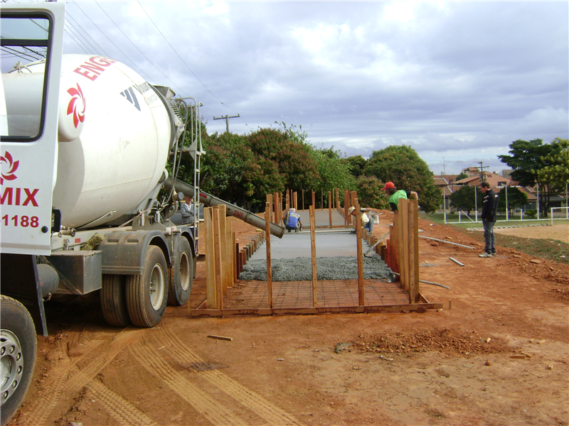 Prefeitura coloca concreto em futuro campo de bocha do bairro