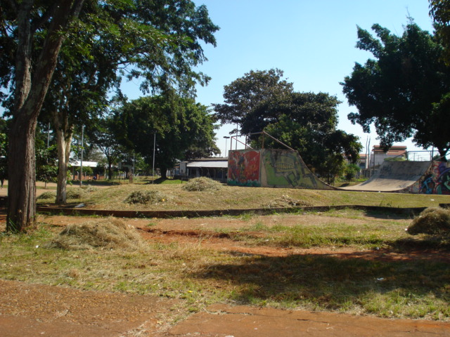 Área passou por limpeza e roçagem no Jardim Esmeralda. 