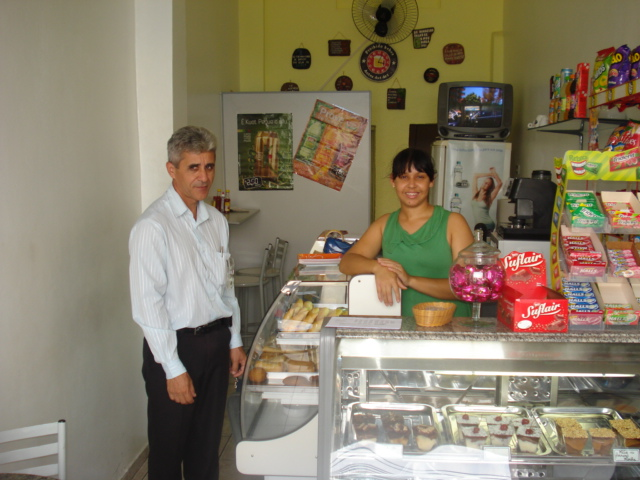 Anízio em visita à doceria Beja.