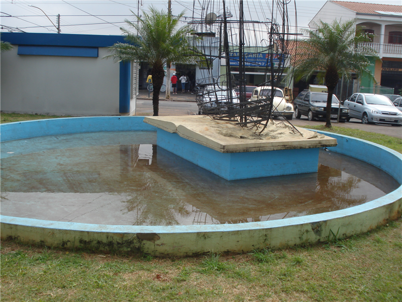 Fontes da praça Léo Sallum estão abandonadas.