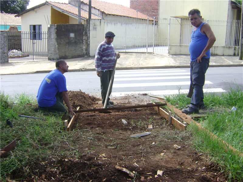 Funcionário da Prefeitura abrem canteiro central para travessia de cadeirantes