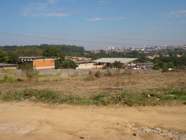 Trator da Prefeitura efetuou limpeza de terreno ao lado da Escola Baol