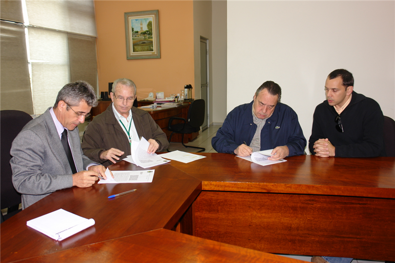Anízio assina contrato com a Sino