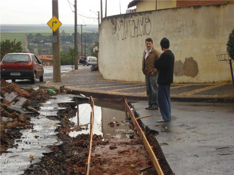 Kadu vistoriou obra realizada pela Prefeitura na rua Emboabas