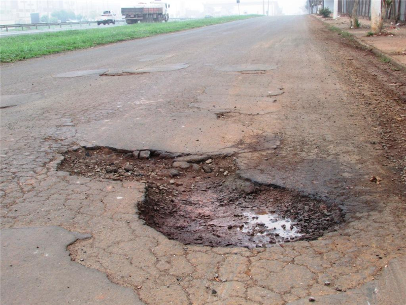 Buraco existente na rua Juscelino Kubitschek de Oliveira