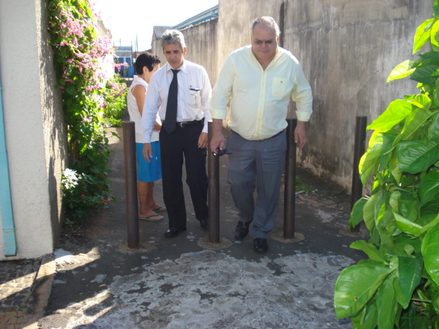 Moradora, Anízio e Kênio: viela no Santa Rita