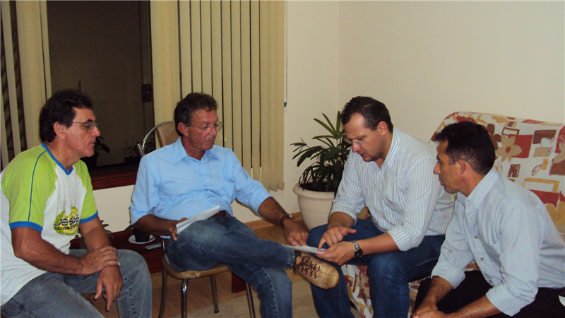 Vereador Danilo doy, durante reunião com moradores do Jardim Adélia