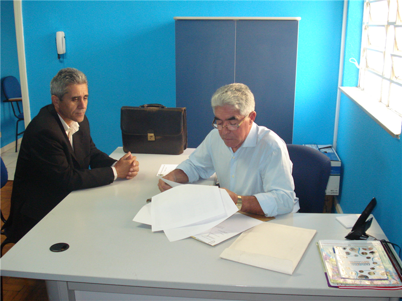 Anízio entrega pedido de verba a Emídio Baltazar, assessor do deputado Jorge Tadeu