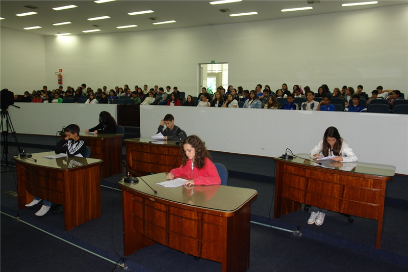 Alunos debateram nove projetos de lei, duas moções, um requerimento e duas indicações