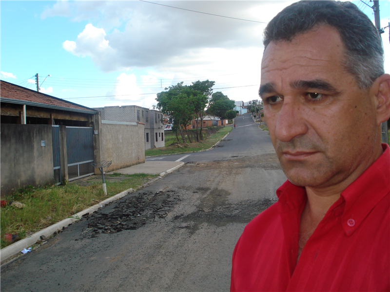 Pouco tempo após pavimentação, asfalto no Parque Olaria está esfarelando